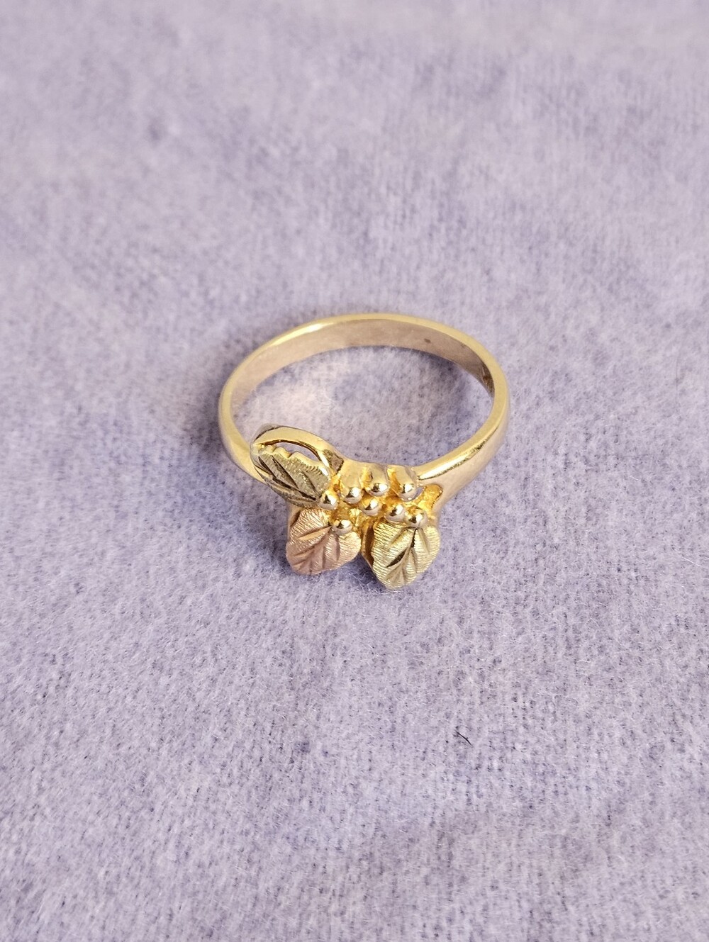 Landstrom's Black Hills Gold 10K Tri Color Leaf Ring Size 6.5 2.44g